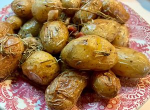Foto principal de Patatas de guarnición con romero y panceta ibérica