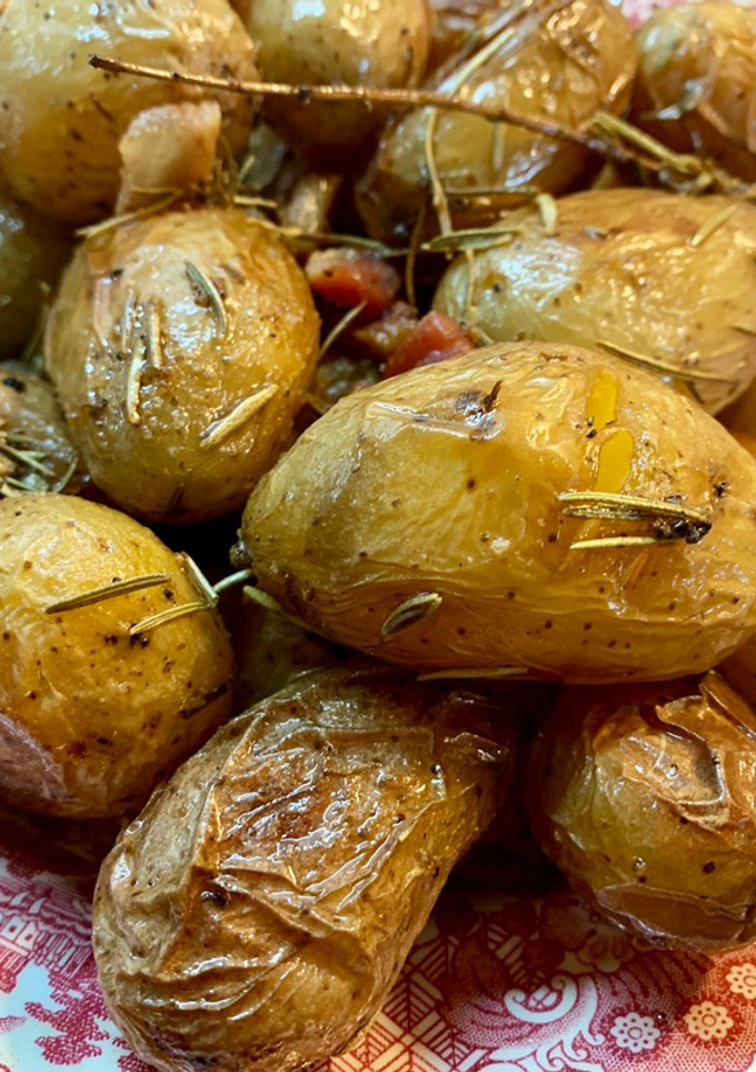 Una foto de Patatas de guarnición con romero y panceta ibérica