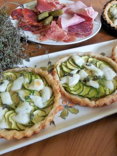 Une photo de Tartelettes de courgette à la mozzarella