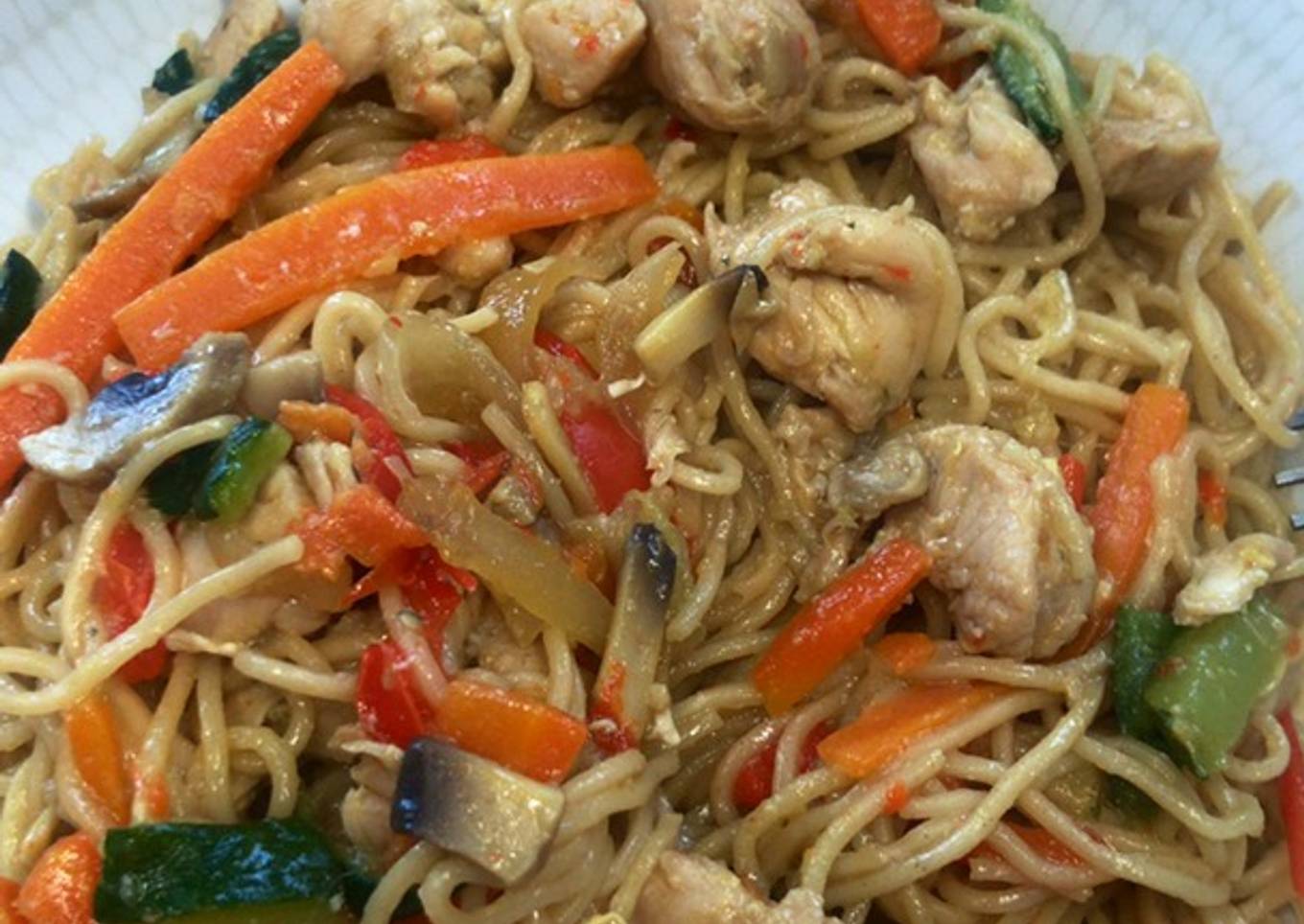 Noodles con pollo y verduras