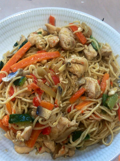 Una foto de Noodles con pollo y verduras