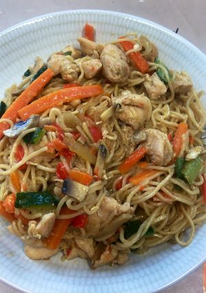 Una foto de Noodles con pollo y verduras