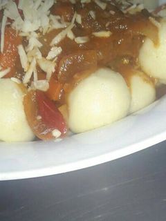 Una foto de Ñoquis rellenos con estofado criollo