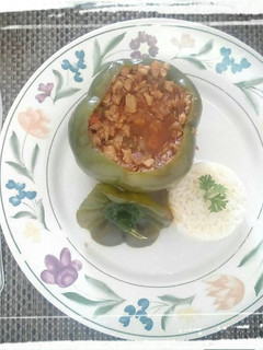 Una foto de Chiles rellenos con carne de soya