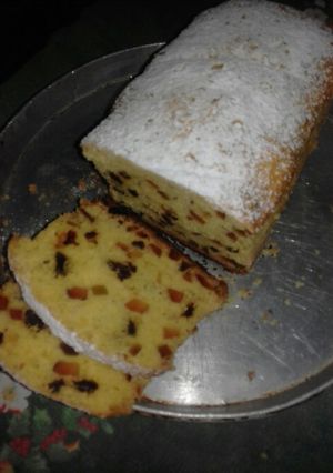 Una foto de Budín con pasas y frutas !!