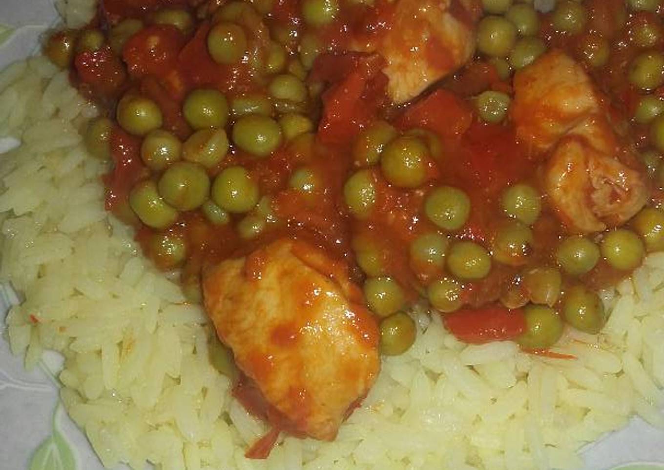 Pollo y arroz en salsa de tomate