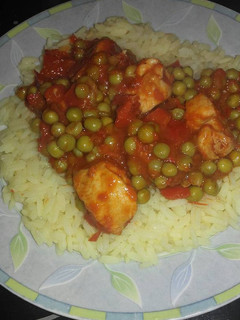 Una foto de Pollo y arroz en salsa de tomate