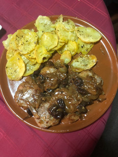 Una foto de Solomillo al Pedro Jiménez con patatas al horno