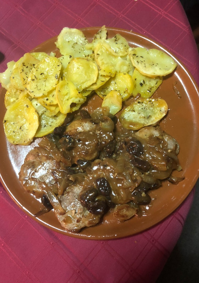 Una foto de Solomillo al Pedro Jiménez con patatas al horno