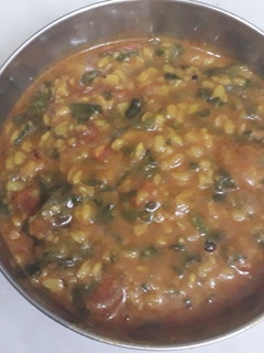પાલક મગ ની દાળ નું શાક(Palak Moong Dal Shak Recipe In Gujarati) રેસીપી મુખ્ય ફોટો
