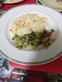 Una foto de Salmón encilantrado y arroz blanco!