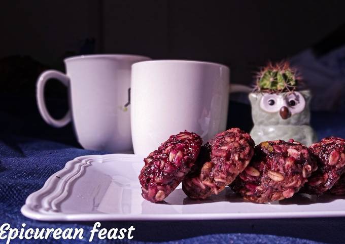 Beetroot and pistachio cookies