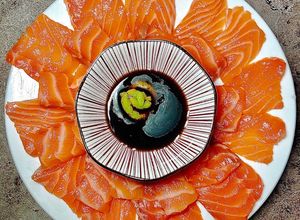 Hình của món Sashimi Cá Hồi - Chấm Nước Tương Wasabi.