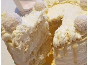 Une photo de Layer Cake Raffaello et chocolat blanc ⛄