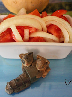 Una foto de Ensalada simple de tomate y cebolla