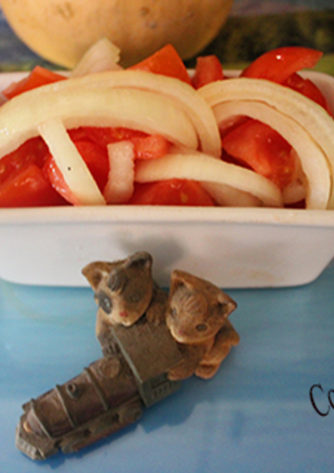 Una foto de Ensalada simple de tomate y cebolla
