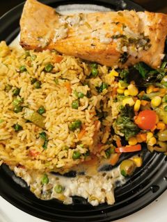 صورة لوصفة ارز مع السلمون وصلصة السمك