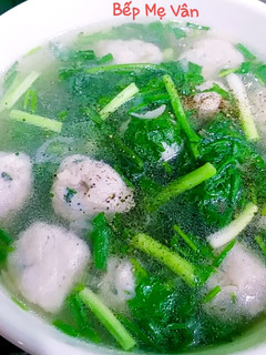 Hình của món Canh rau tần ô nấu cá thác lác viên.
