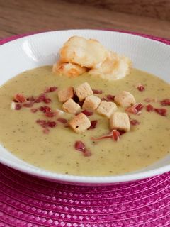 Una foto de Crema de calabacín con queso fresco