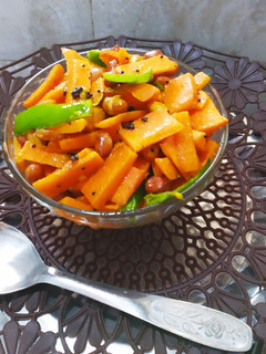 ગાજર સીંગદાણા નો સંભારો(Carrot Peanuts no sambharo recipe in Gujarati) રેસીપી મુખ્ય ફોટો