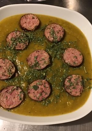 Une photo de Soupe au chou carottes pommes de terre saucisse fumée et persil