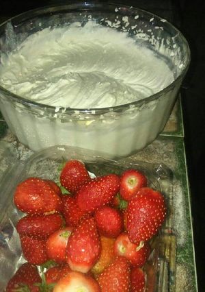 Una foto de Postre frutilla con crema