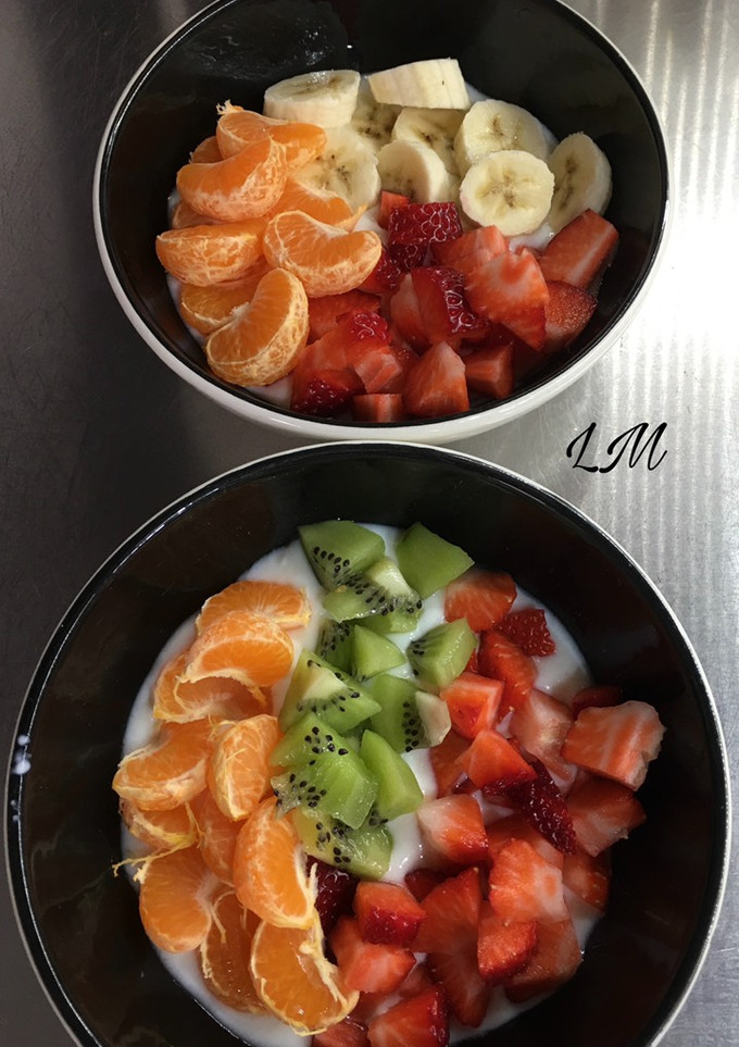 Una foto de Cuenco de yogurt y fruta: una merienda saludable