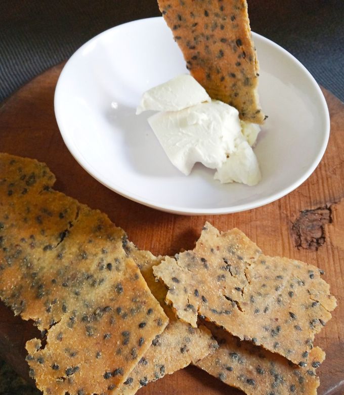 Una foto de Crackers sin gluten y veganas con semillas de sésamo
