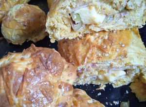 Una foto de Pan Jala, versión con lino dorado, chía y sésamo, pimentón, queso