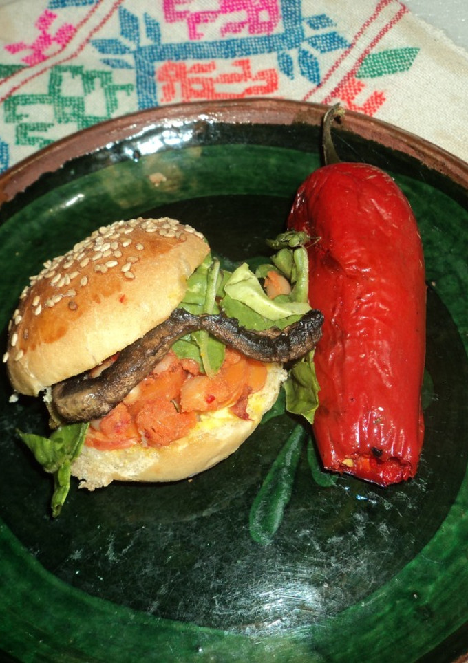 Una foto de Semita de papas con carne de cerdo al achiote y champiñones u hongos