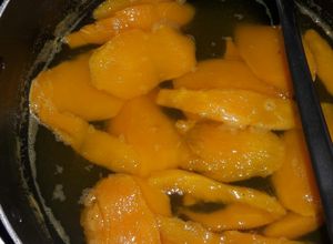 Una foto de Mangos en almíbar