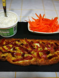 Una foto de Queso fresco granulado con pan empapado en huevo a las hierbas
