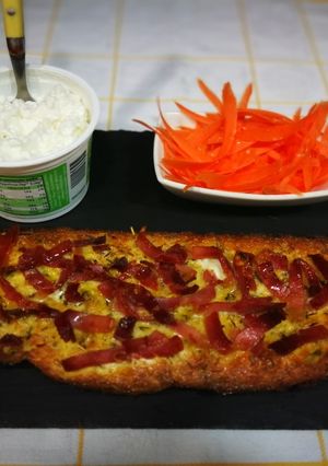 Foto principal de Queso fresco granulado con pan empapado en huevo a las hierbas