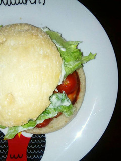 Una foto de Hamburguesa mixta🍔 en pan de mollete 🆙