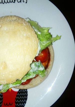 Una foto de Hamburguesa mixta🍔 en pan de mollete 🆙