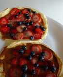 Panqueques simple con dulce de leche, frutilla y moras