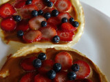 Panqueques simple con dulce de leche, frutilla y moras