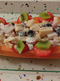 Una foto de Papaya con crema de queso y frutas