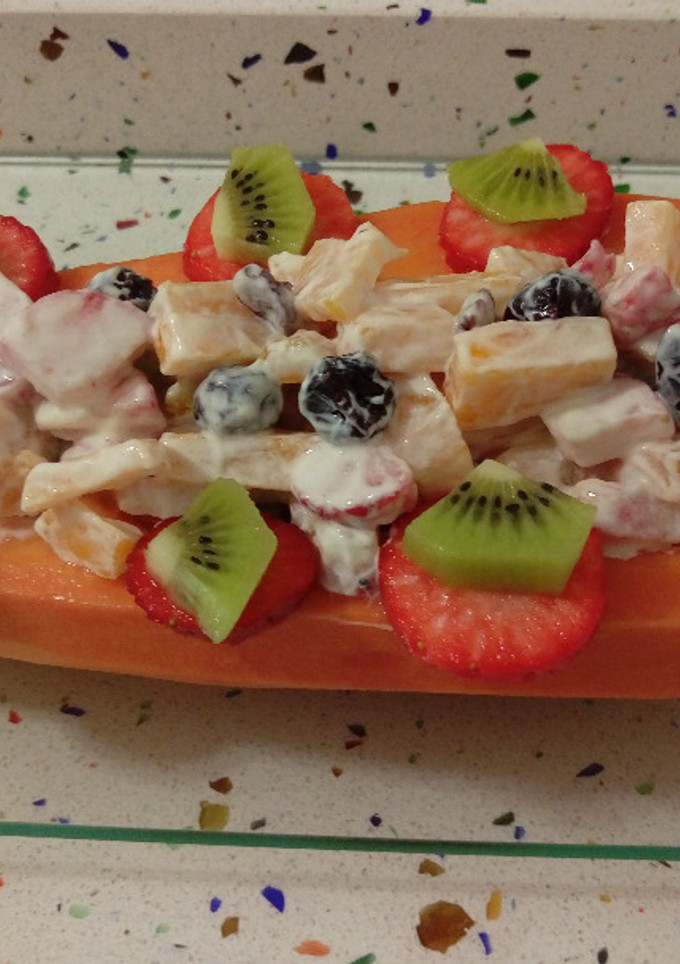 Una foto de Papaya con crema de queso y frutas