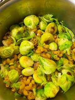 Una foto de Repollitos de Bruselas con pasta.Todo en una sola olla! 🍲One-pot Pasta
