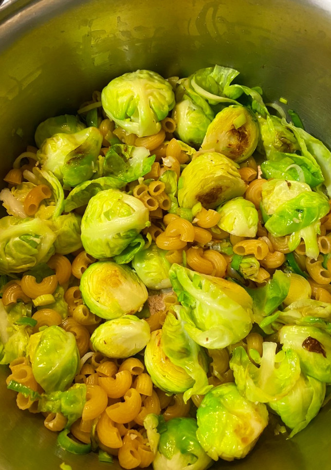 Una foto de Repollitos de Bruselas con pasta.Todo en una sola olla! 🍲One-pot Pasta