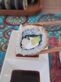 Sushi de pollo, palta y queso