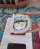 Sushi de pollo, palta y queso