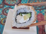 Una foto de sushi de pollo palta
