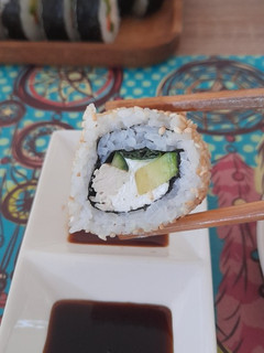 Una foto de Sushi de pollo, palta y queso