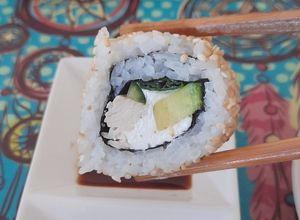 Una foto de Sushi de pollo, palta y queso