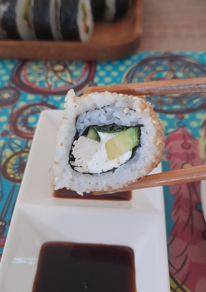 Una foto de Sushi de pollo, palta y queso
