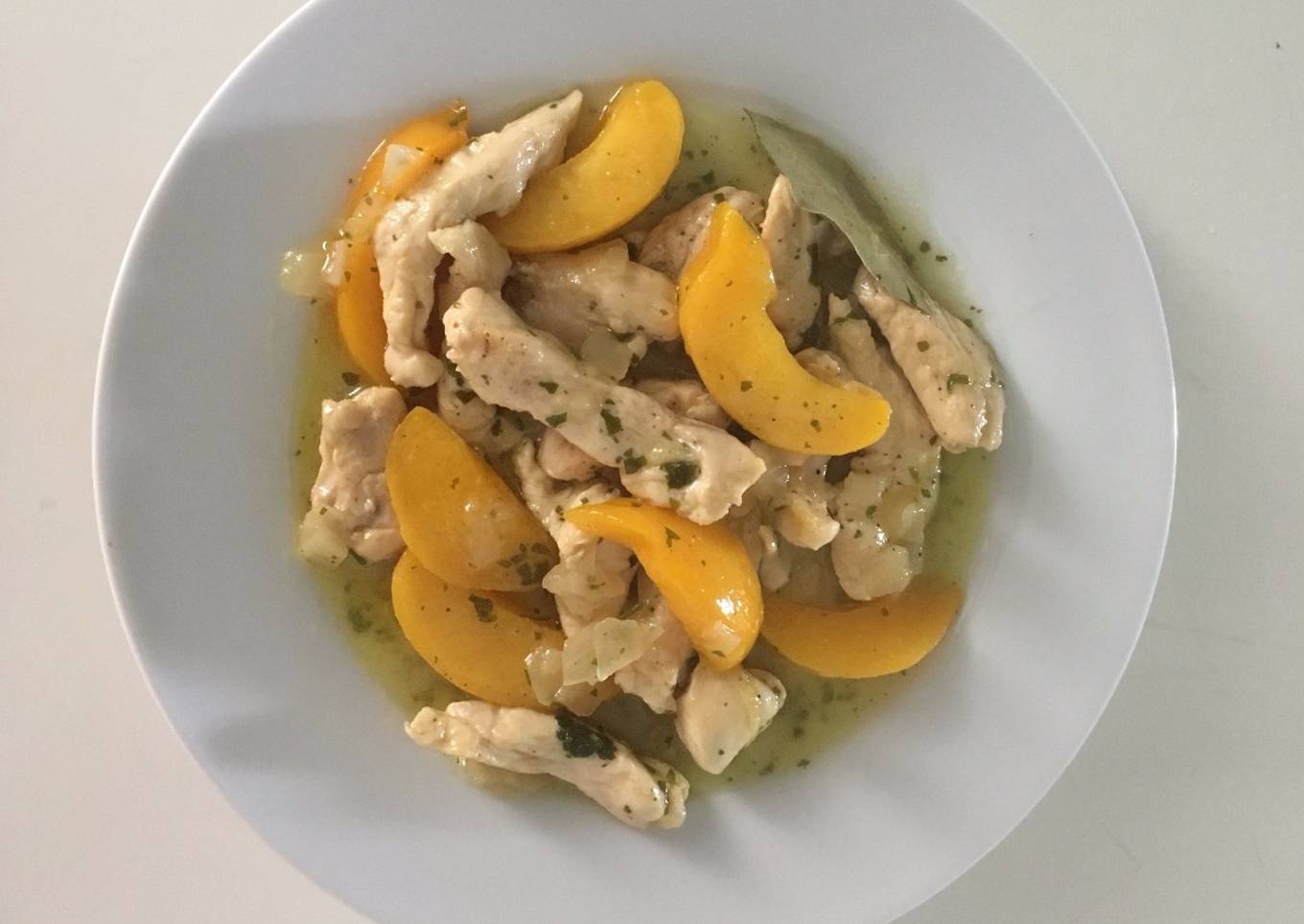 Pechuga de pollo en salsa de melocotón
