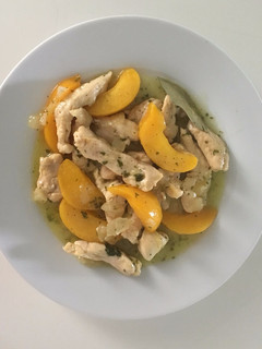 Una foto de Pechuga de pollo en salsa de melocotón