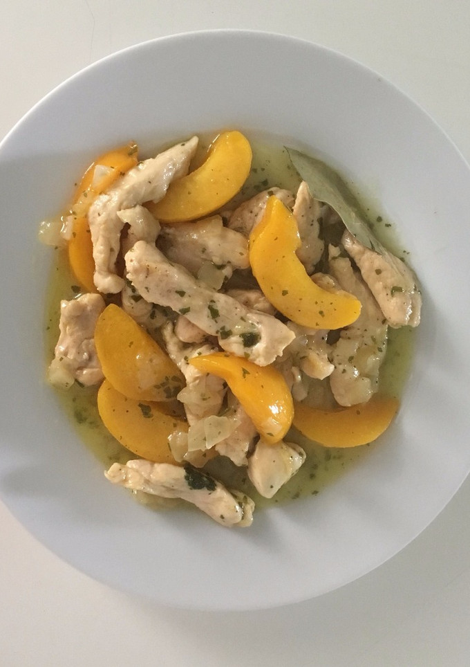 Una foto de Pechuga de pollo en salsa de melocotón